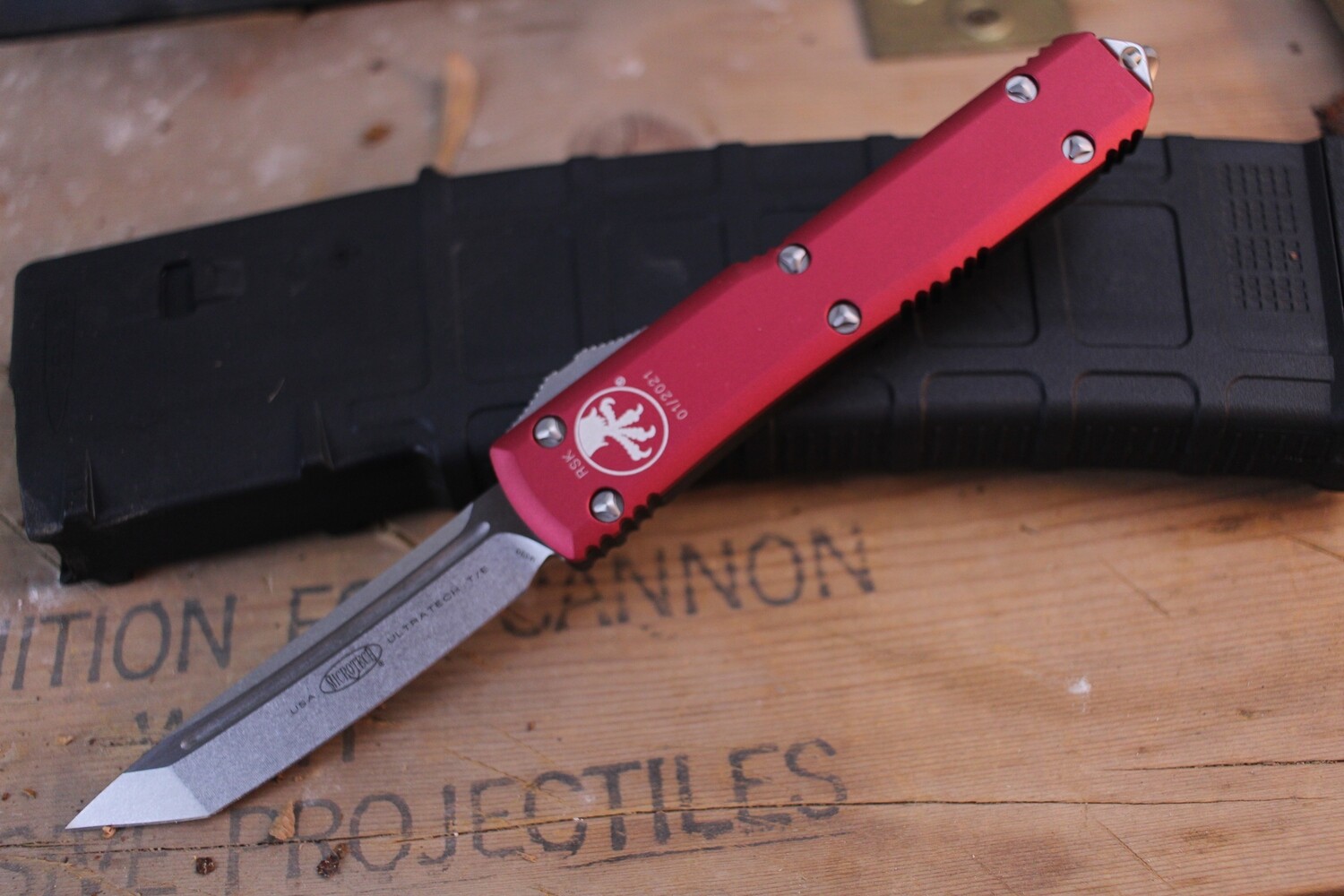 Microtech Ultratech T/E 3.4&quot; OTF Automatic Tanto / Red Top &amp; Black Bottom / Stonewashed M390 ( Pre Owned )