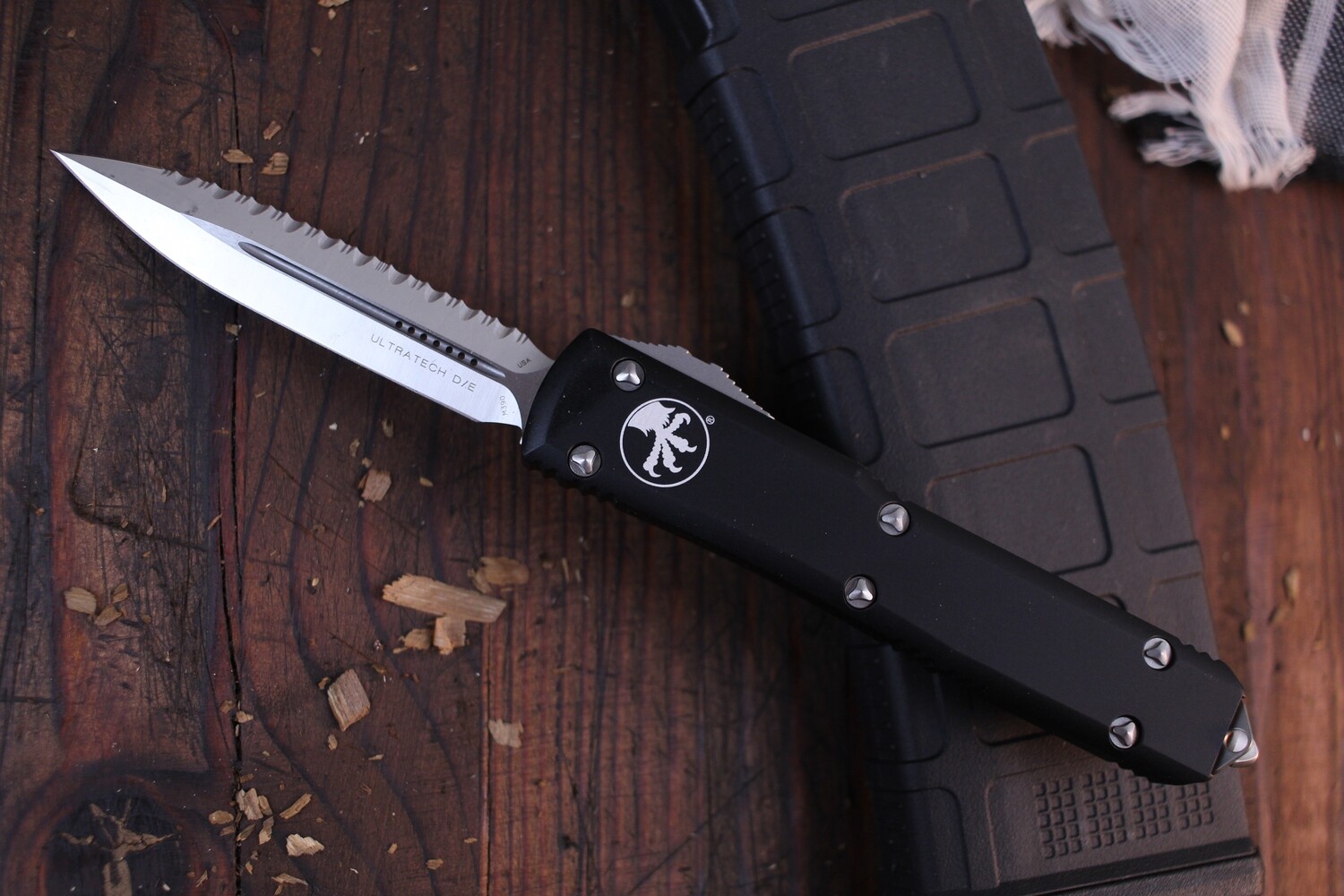 Microtech Ultratech 3.4&quot;  D/E OTF Automatic Knife / Black Aluminum / Satin / Full Serrations