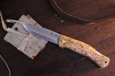 Casström Lars Fält 3&quot; Lockback Folder / Curly Birch Wood / N690 Scandi Ground Blade