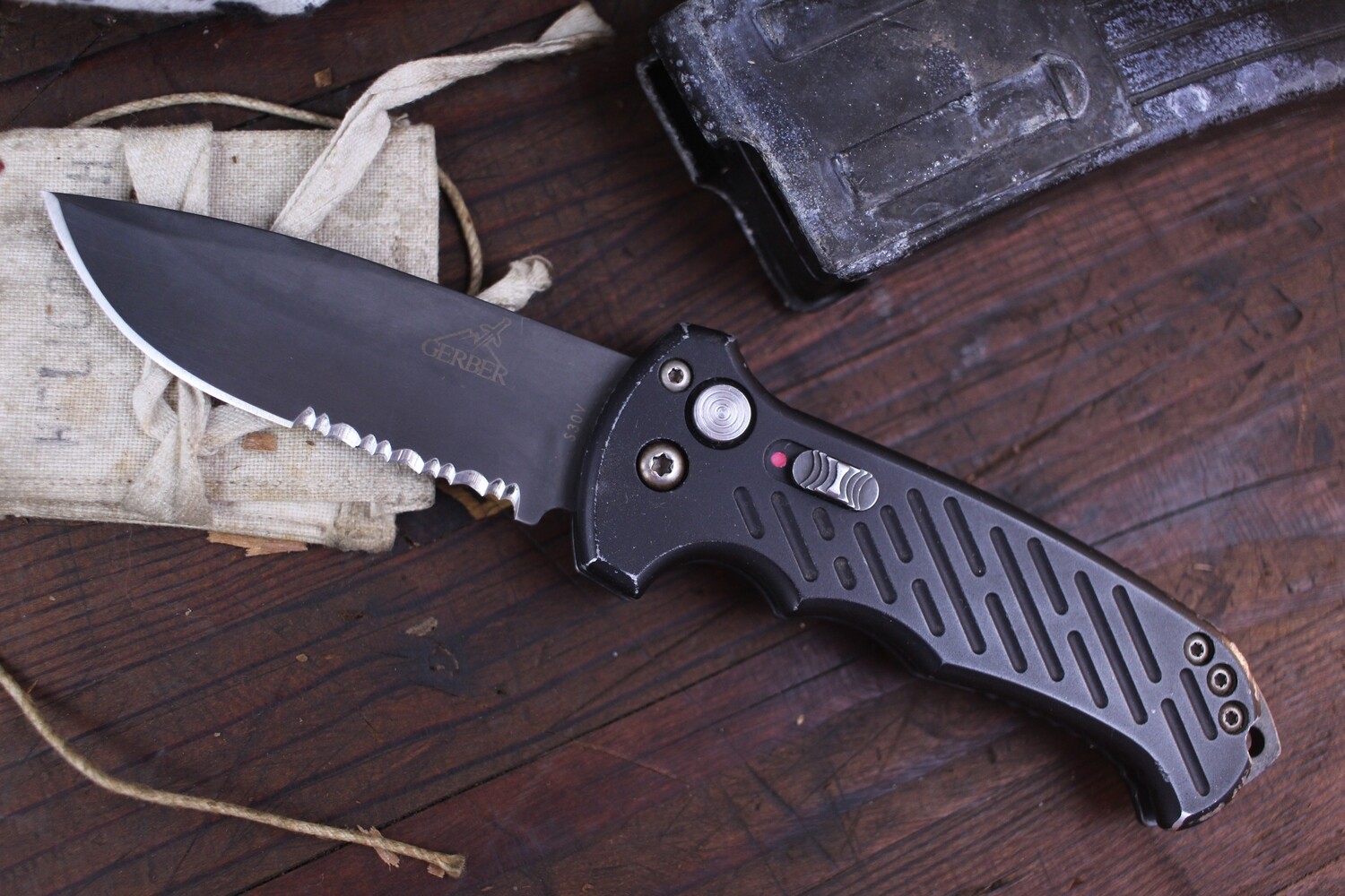 Gerber 06 3.6&quot; Automatic Knife / Black 6061-T6 / Black Partially Serrated S30V ( Pre Owned )