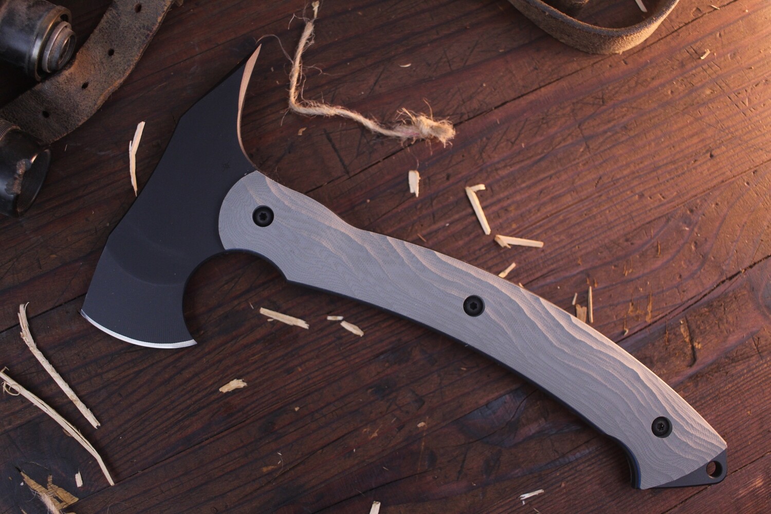 TOOR Knives Tomahawk / Grey Sculpted G-10 &amp; Blue Liners / Black D2