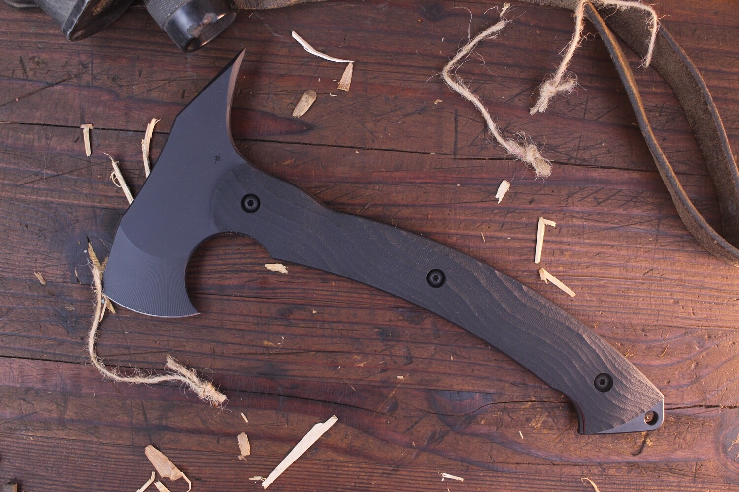 TOOR Knives Tomahawk / Black Sculpted G-10 &amp; Red Liners / Black D2
