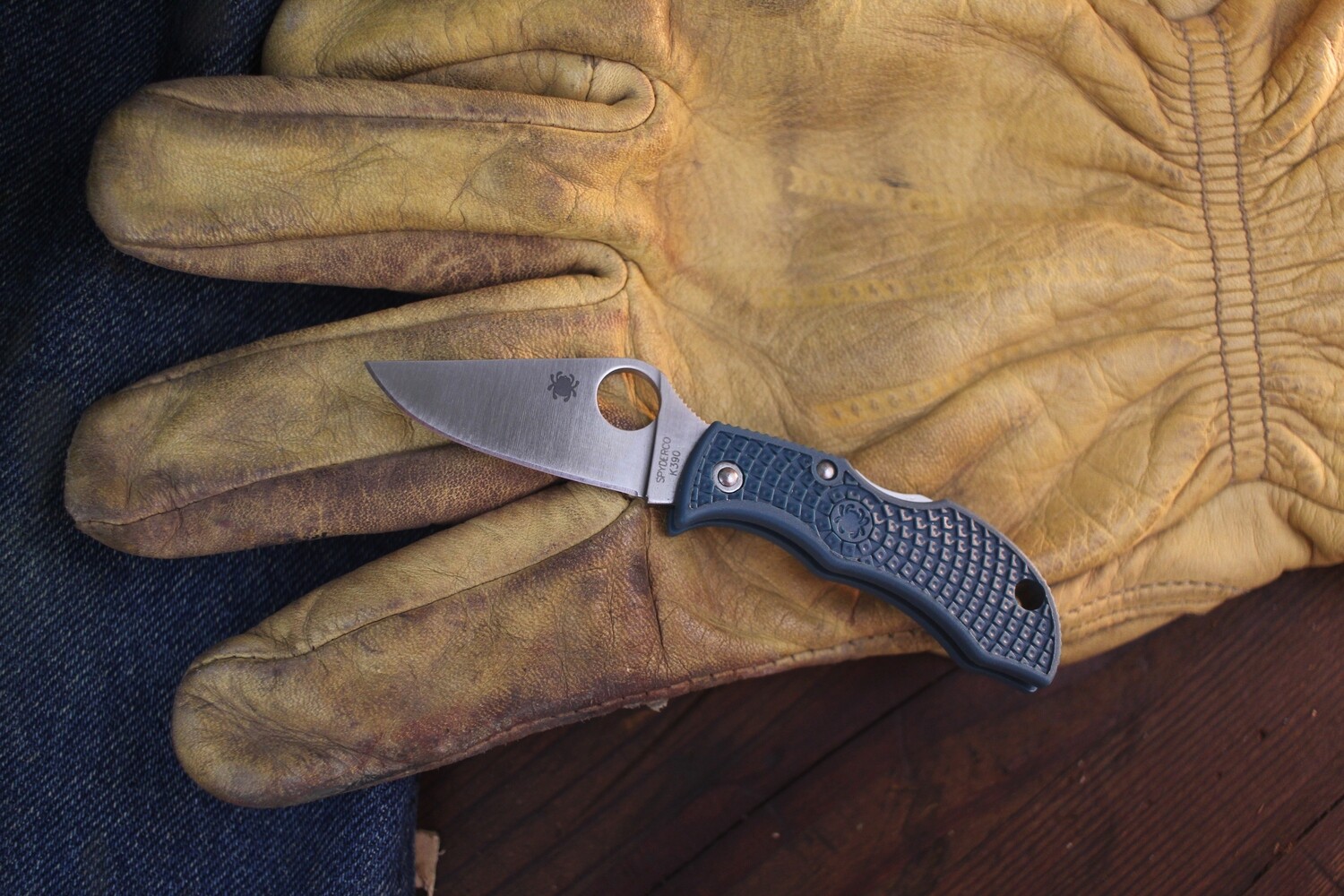 Spyderco Manbug 1.95&quot; Lockback Knife / Blue FRN / Satin K390