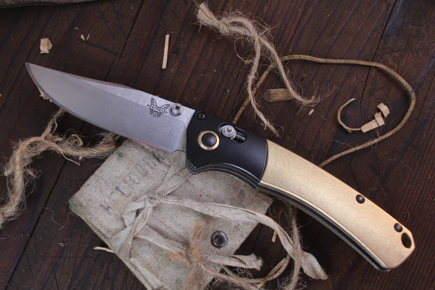 Benchmade Mini Crooked River 3.4&quot; AXIS Folder / Brass Scales With Black Cerakote Bolsters &amp; Hardware / Satin S30V ( Pre Owned )