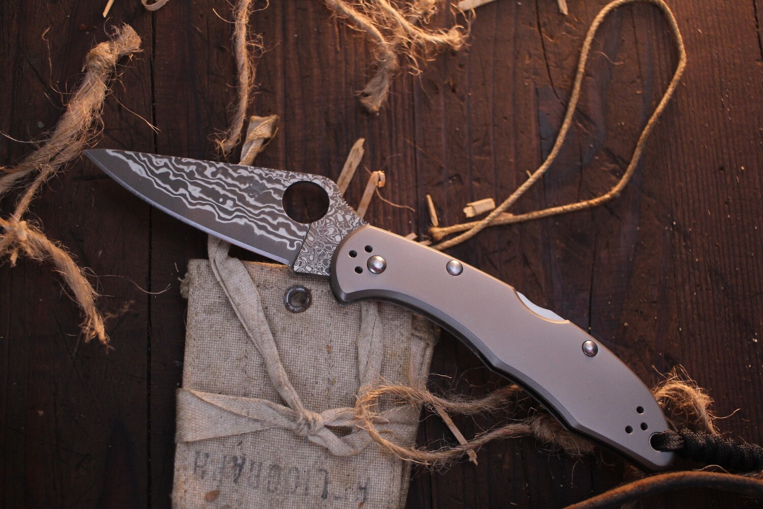 Spyderco Delica 4 2.95&quot; Lockback Folder / Titanium / VG-10 Damascus ( Pre Owned )