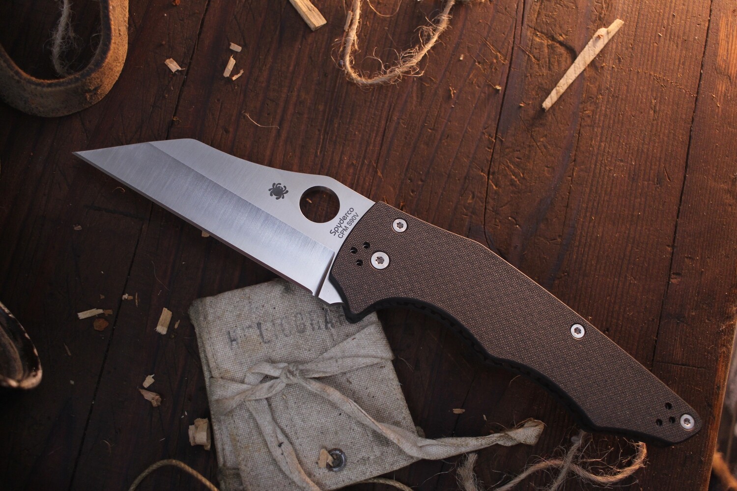 Spyderco YoJumbo 4&quot; Compression Lock Folder / Carbon Fiber / Satin S90V