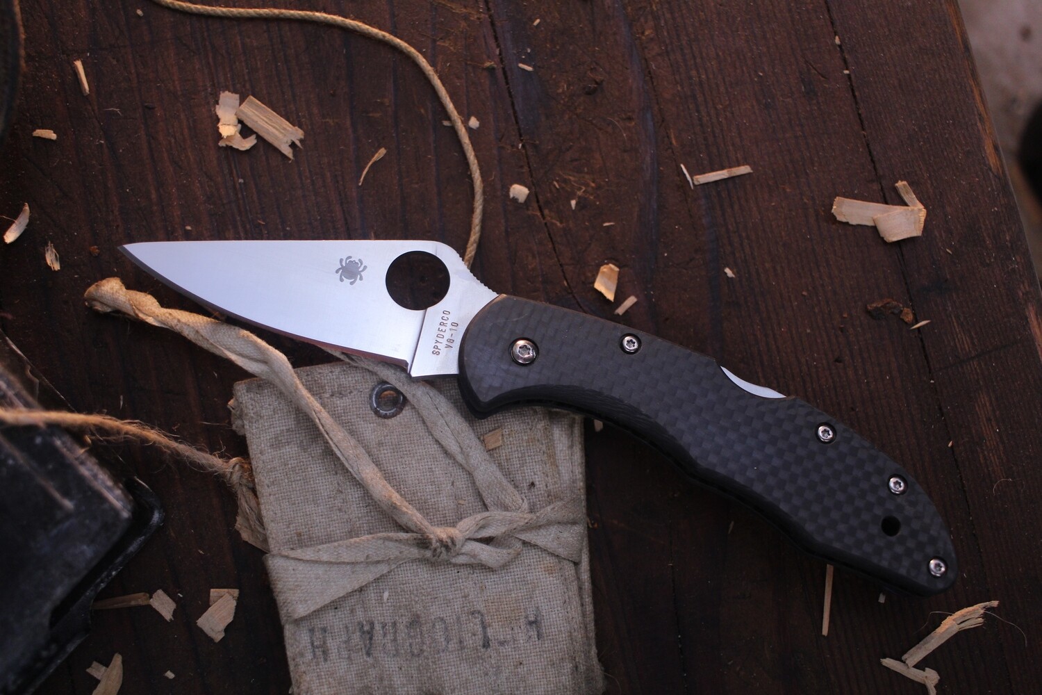 Spyderco Delica 4 2.875&quot; Lock Back Folder / Carbon Fiber / Satin VG-10 ( Pre Owned )