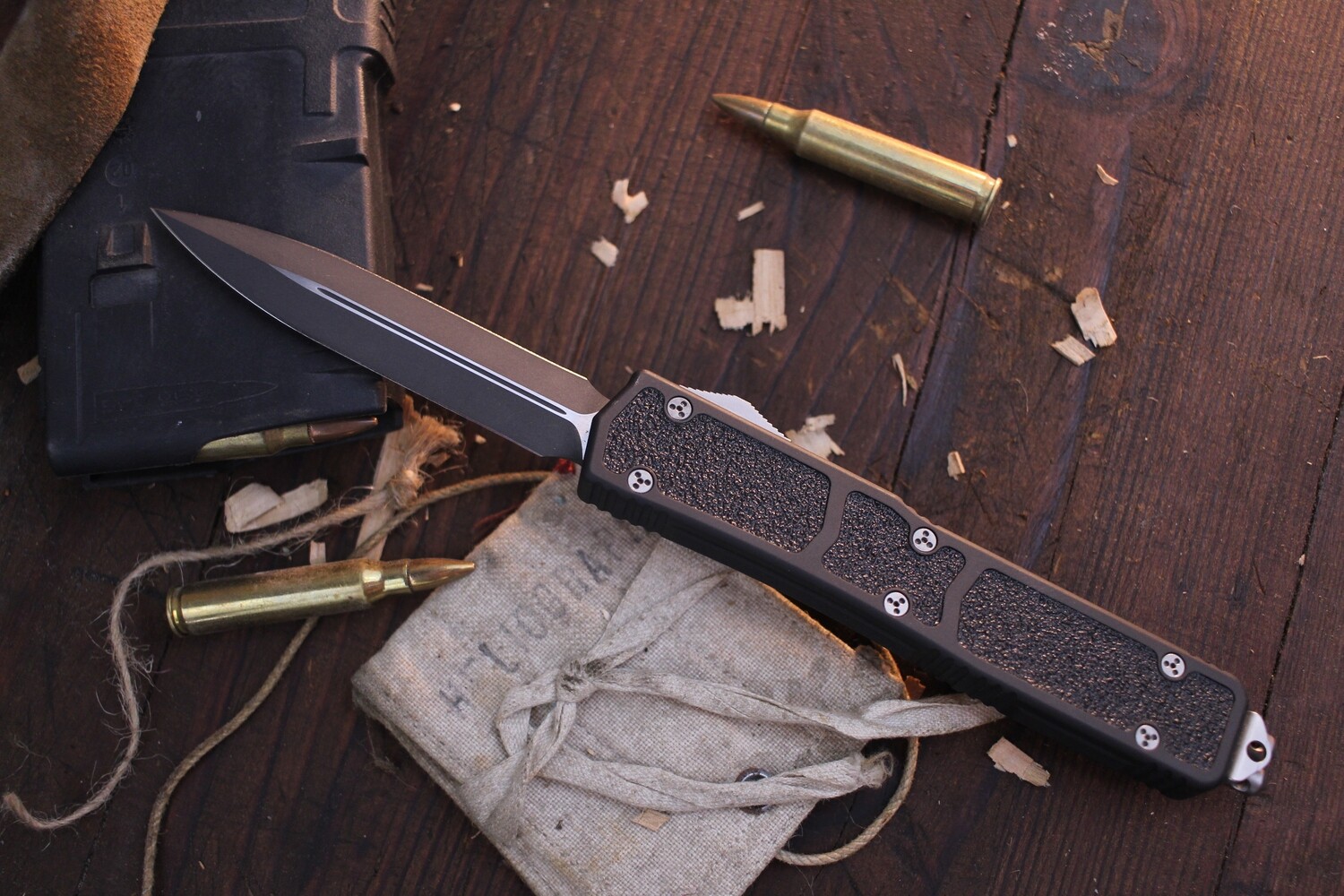 Microtech Classic Black Makora D/E 3.45&quot; Automatic OTF / Black Aluminum &amp; Traction Inserts  / Black S30V ( Pre Owned )