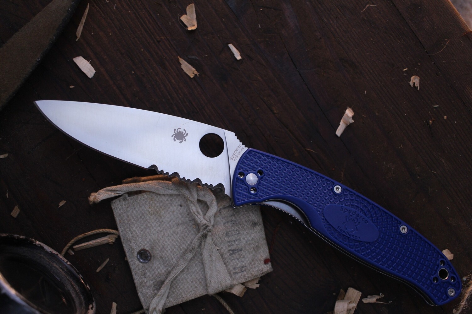 Spyderco Resilience Lightweight 4.3&quot; Linerlock Folder /  Blue FRN / Satin Serrated S35VN