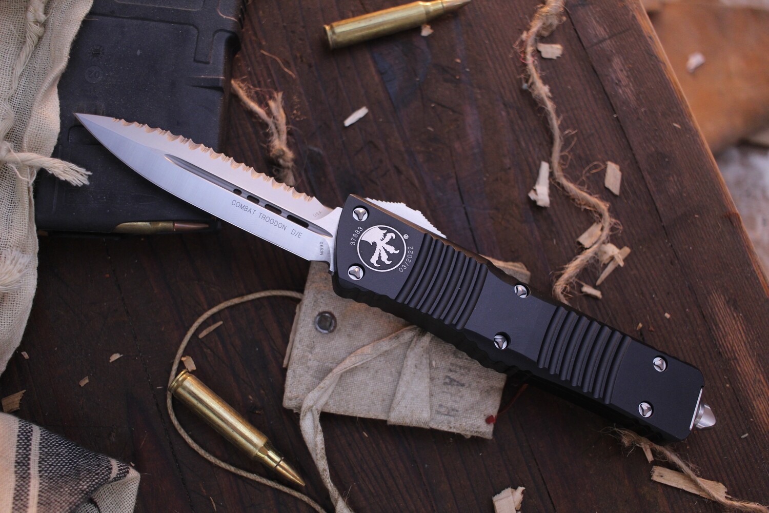 Microtech Combat Troodon D/E 3.8&quot; OTF Automatic / Black Aluminum / Satin Fully Serrated