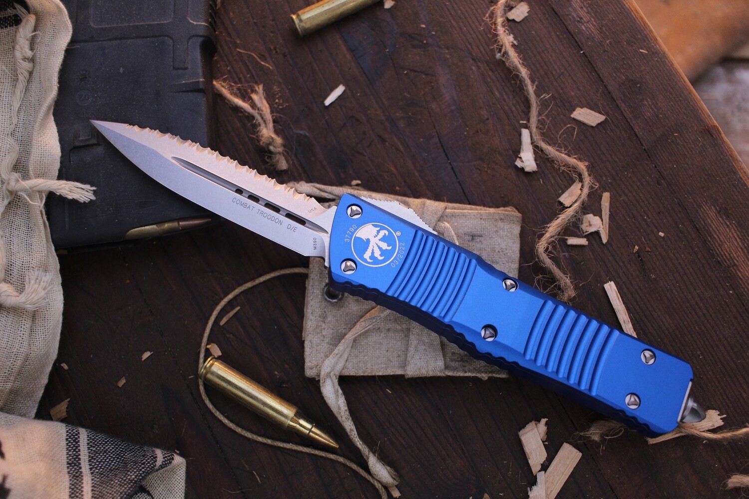 Microtech Combat Troodon D/E 3.8&quot; OTF Automatic / Blue Aluminum / Stonewashed Fully Serrated
