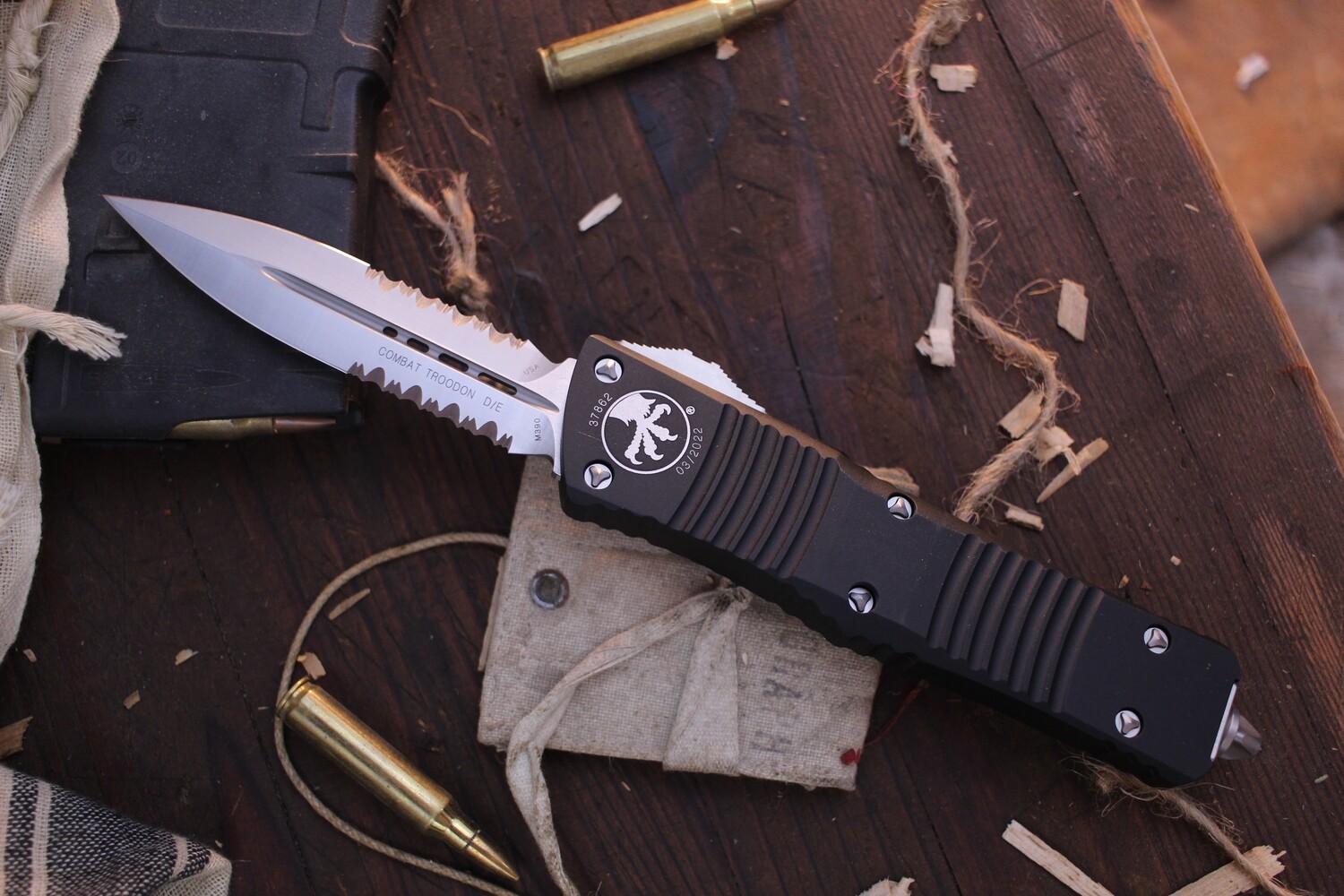 Microtech Combat Troodon D/E 3.8&quot; OTF Automatic / Black Aluminum / Satin Serrated