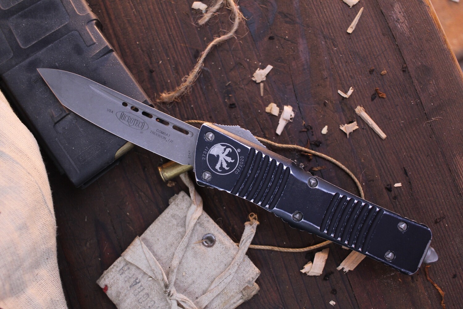Microtech Combat Troodon 3.8&quot; OTF Auto / Distressed Black Aluminum / Apocalyptic Finished 204P ( Pre Owned )