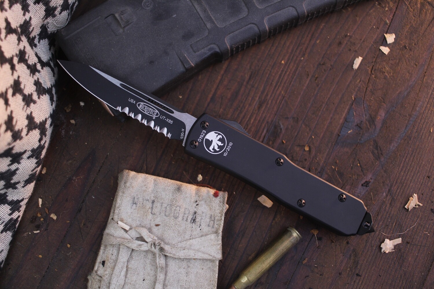 Microtech UTX-85 T/E 3.125&quot; OTF Automatic / Black Aluminum / Two Tone Serrated S30V ( Pre Owned )