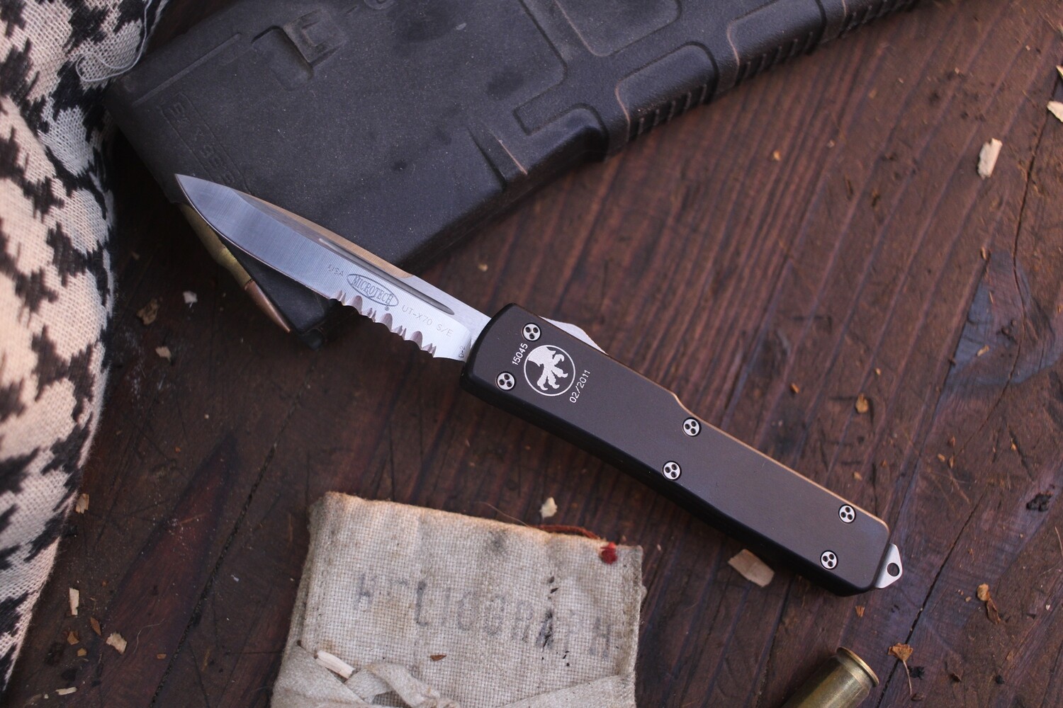 Microtech UTX70 S/E 2.4&quot; OTF Automatic / Black Aluminum / Satin Serrated ( Pre Owned )