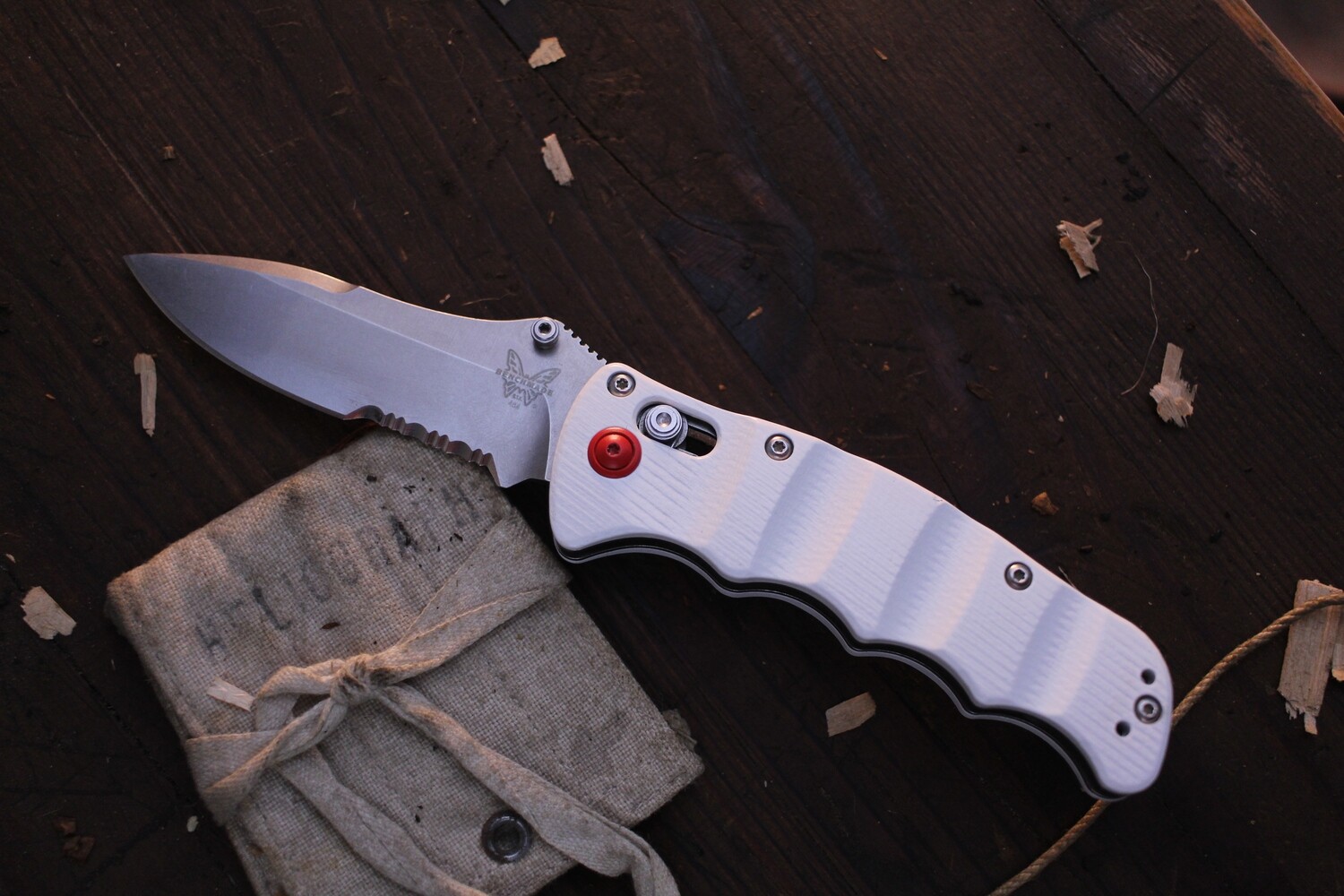 Benchmade Nakamura 3.08&quot; AXIS Lock Folder / White Cerakote G-10 &amp; Red Pivot / Satin Serrated M390 ( Pre Owned )