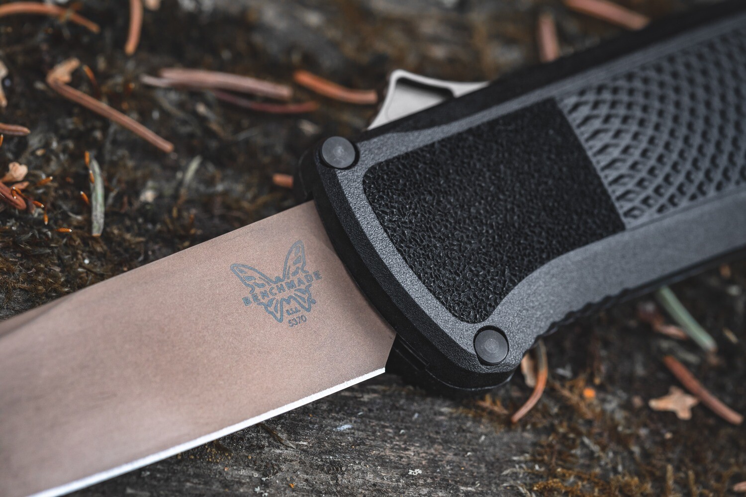 Benchmade Shootout D/A 3.5&quot; OTF Automatic / Black CF-Elite / Flat Earth PVD CPM Cru-Wear