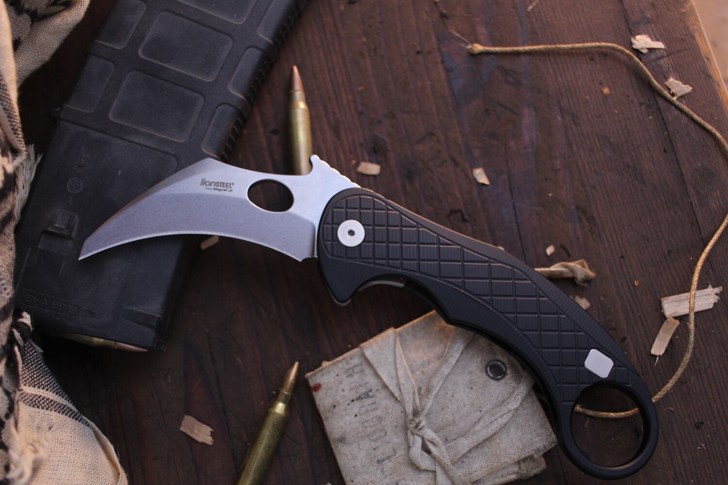 LionSTEEL L.E.One 3.23”Wavehook  Framelock Flipper / Black Aluminum / Satin  CPM-MagnaCut