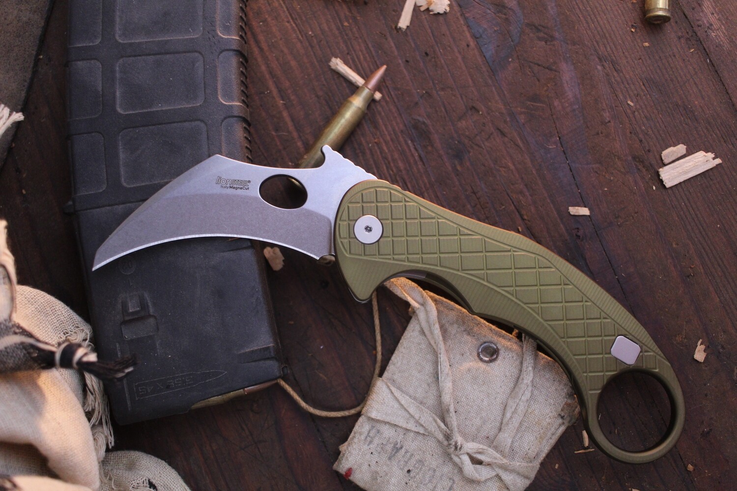 LionSTEEL L.E.One 3.23”Wavehook  Framelock Flipper / Green Aluminum / Stonewashed CPM-MagnaCut