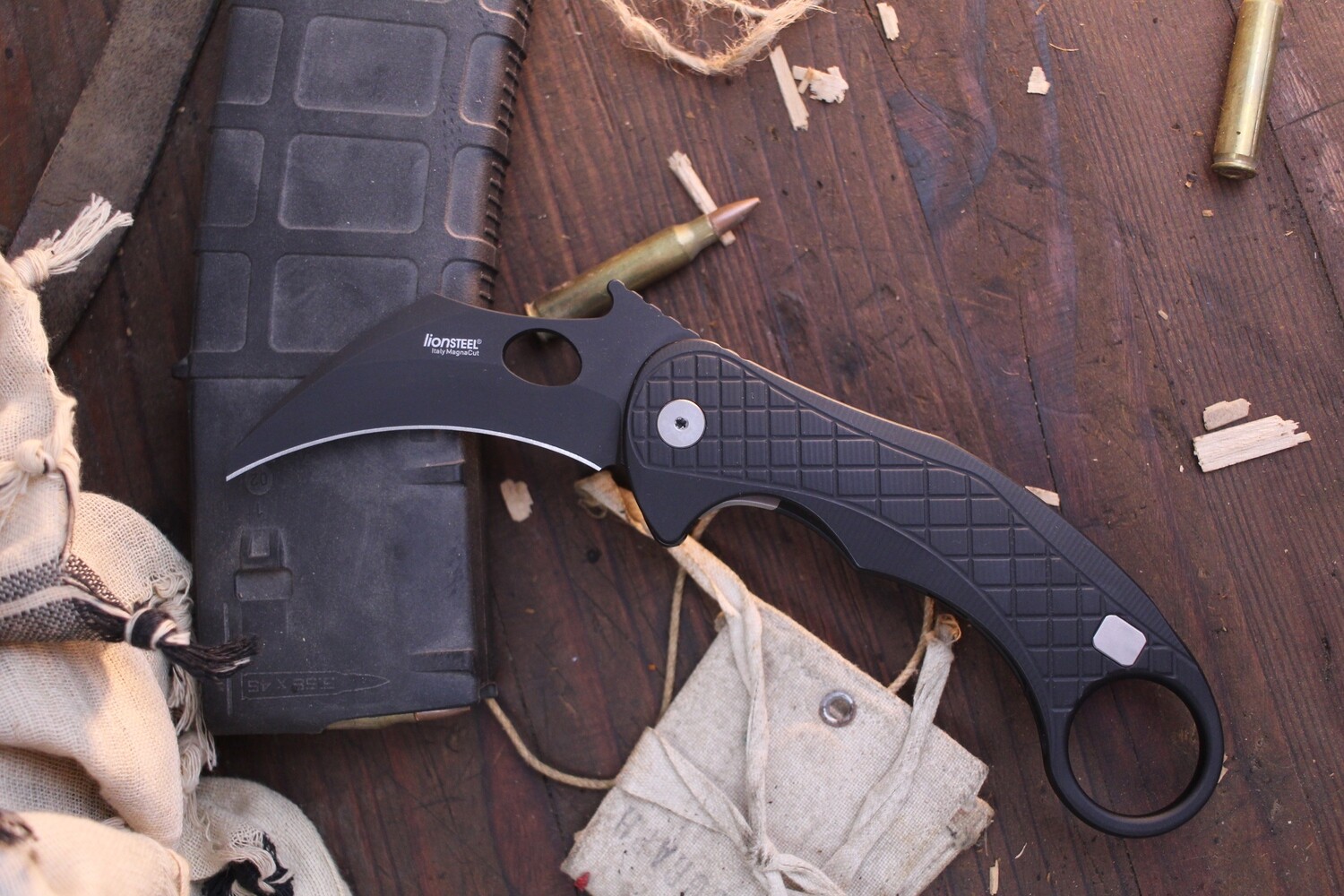 LionSTEEL L.E.One 3.23”Wavehook  Framelock Flipper / Black Aluminum / Black CPM-MagnaCut
