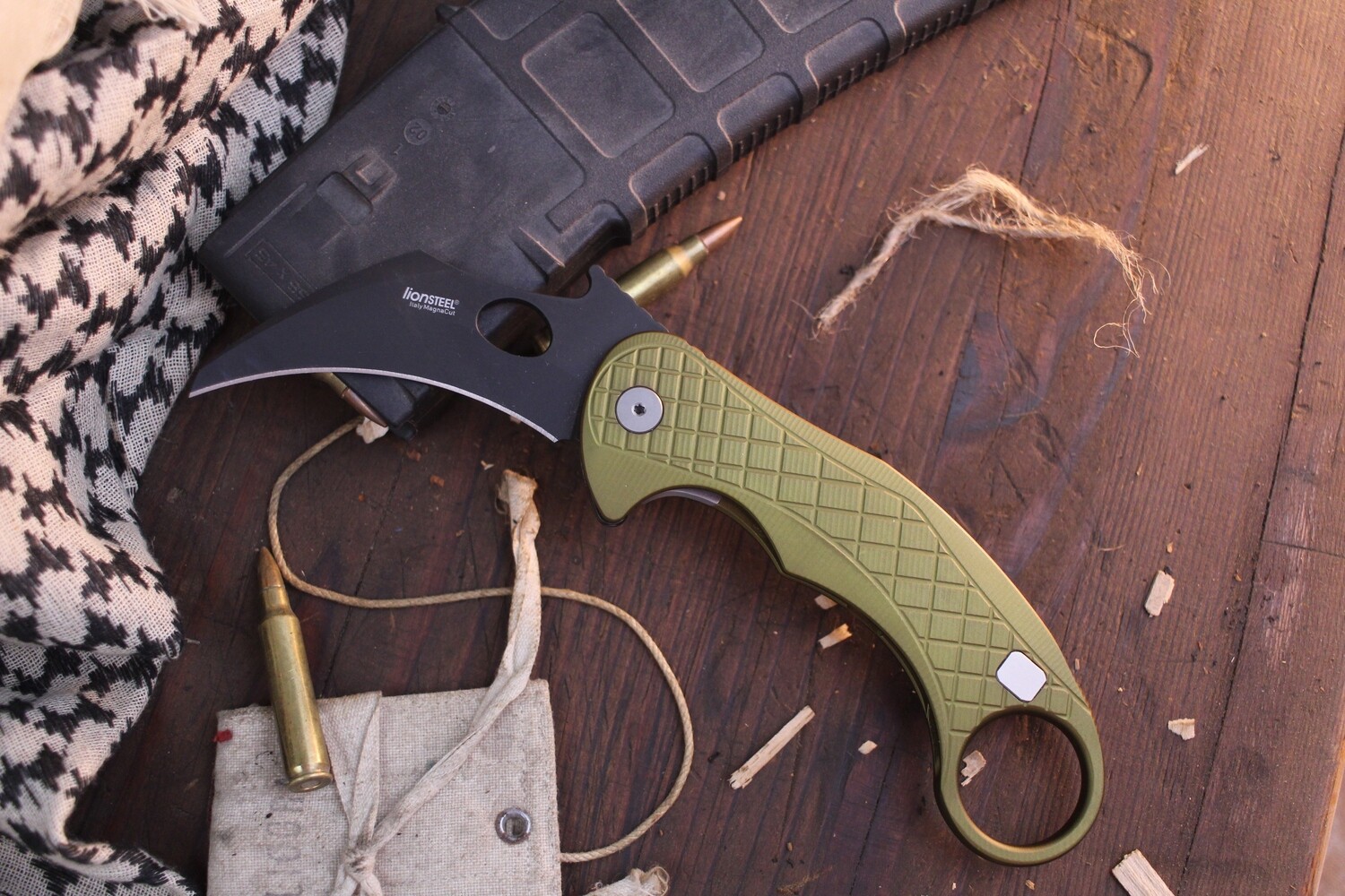 LionSTEEL L.E.One 3.23”Wavehook  Framelock Flipper / Green Aluminum / Black CPM-MagnaCut ( Pre Owned )