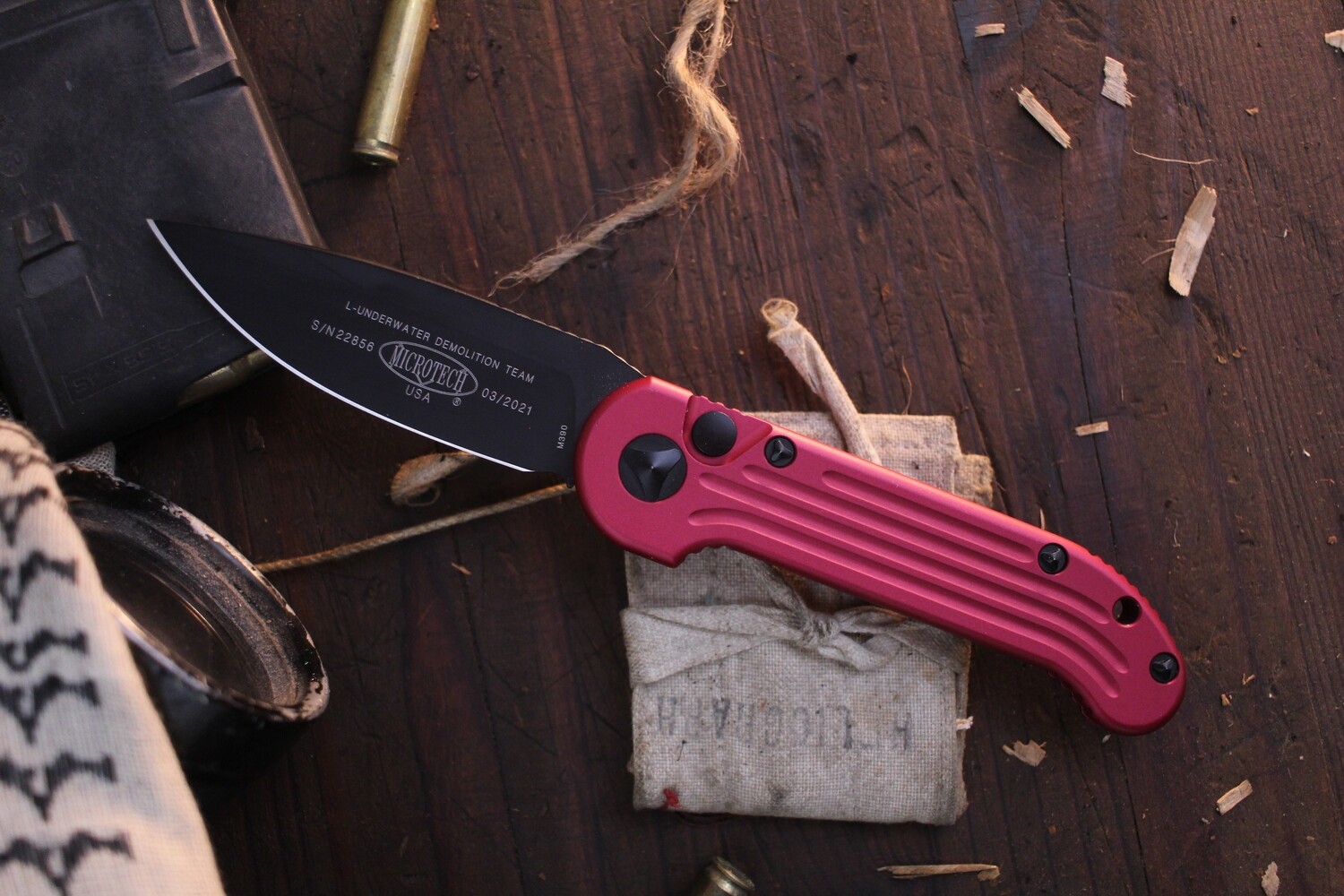 Microtech Fire &amp; Rescue Edition L.U.D.T. 3.375&quot; Auto Folder / Red Aluminum / Black M390 ( Pre Owned )