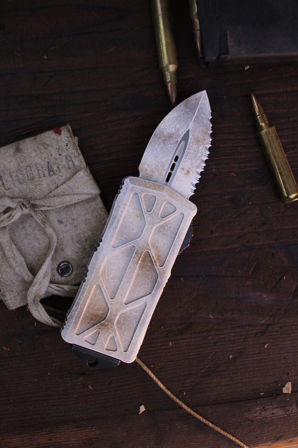 Microtech Exocet Dagger 1.9&quot; CA Legal OTF Auto / Sand Work White Aluminum / Sand Worn White Fully Serrated