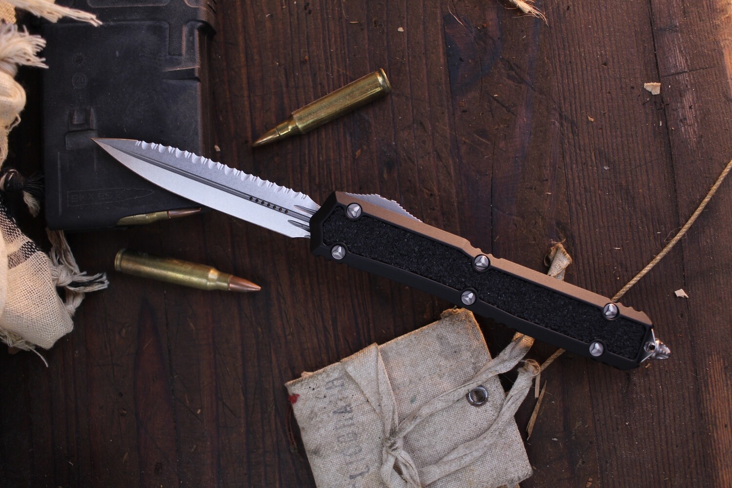 Microtech Signature Series Makora 3.3&quot; OTF Auto 3.3&#39; / Black Aluminum &amp; Black Traction Inlays / Stonewashed Full Serrations