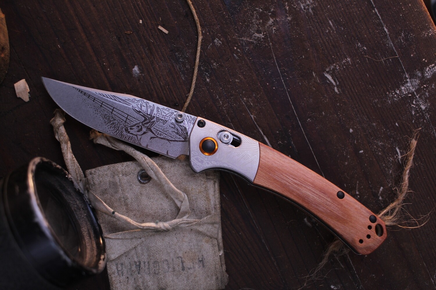Benchmade Artist Series Mini Crooked River 3.4&quot; AXIS Folder / Blonde Wood &amp; Engraved Bolster / Whitetail Deer Engraved S30V
