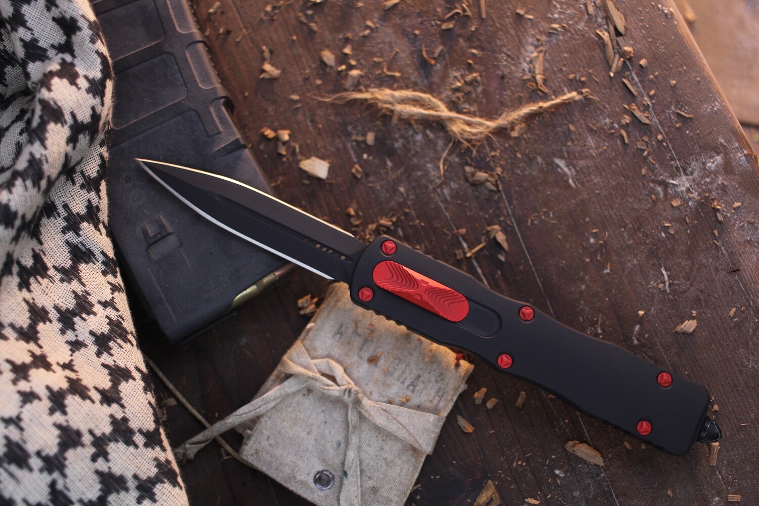 Microtech Dirac Delta 3.75&quot; D/E OTF Automatic / Black Aluminum &amp; Red Hardware / Black ( Pre Owned )