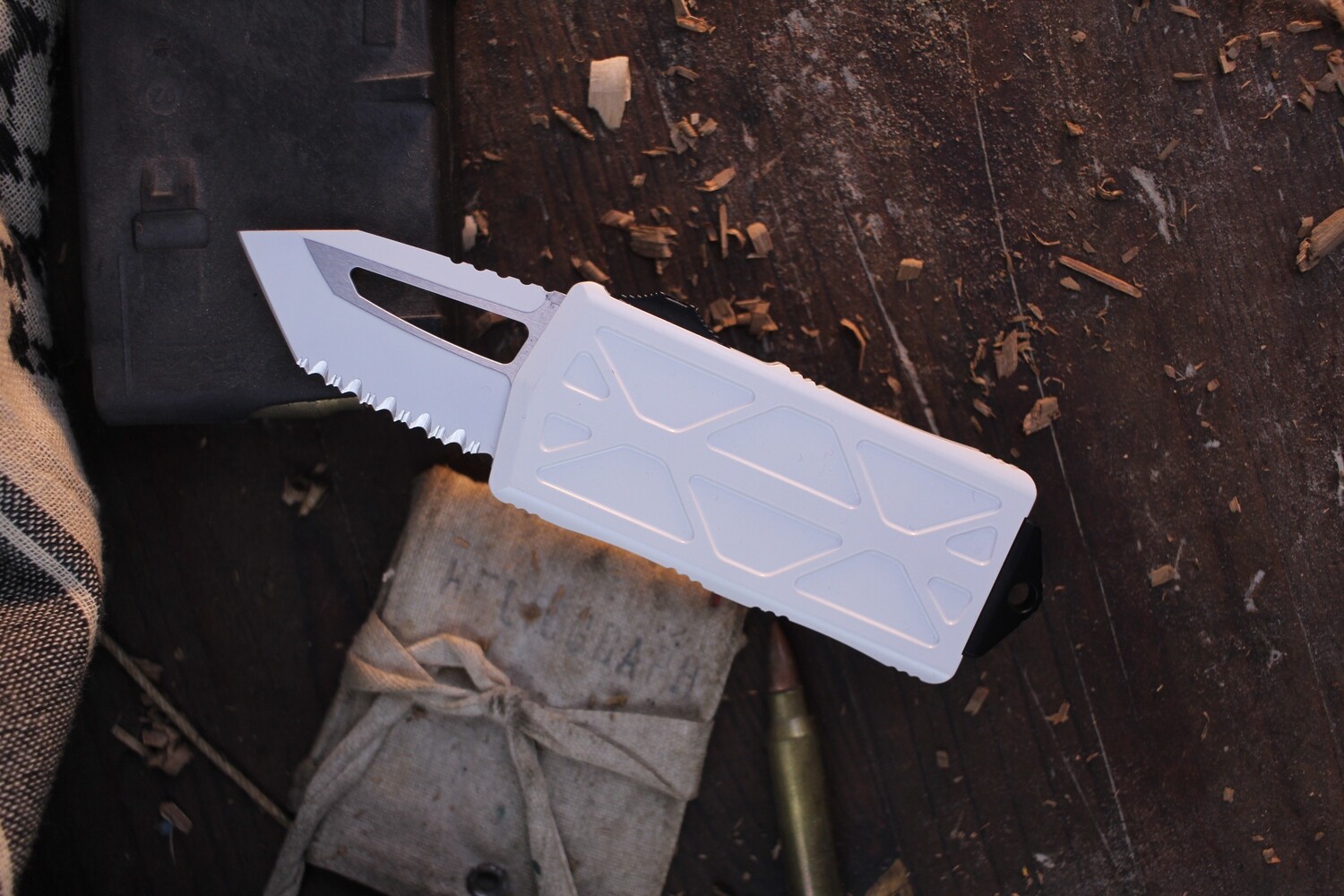 Microtech Exocet Tanto Stormtrooper 1.9&quot; CA Legal OTF Automatic Knife / White Aluminum / White Full Serrations ( Pre Owned )