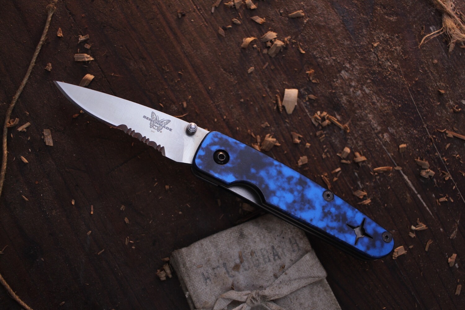 Benchmade 855-05 3&quot; Folding Knife / Black &amp; Blue Aluminum / Serrated ATS-34 ( Pre Owned )