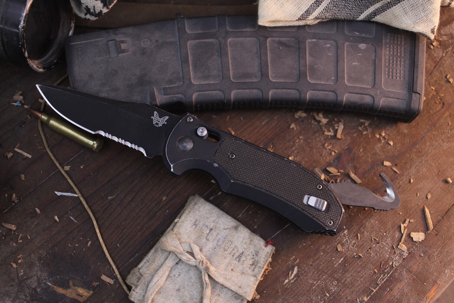 Benchmade Triage 3.58&quot; Automatic AXIS Knife / Black / Black Serrated / Strap Cutter ( Pre Owned )