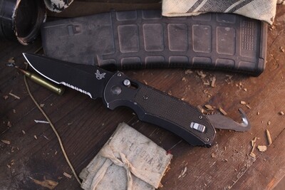 Benchmade Triage 3.58" Automatic AXIS Knife / Black / Black Serrated / Strap Cutter ( Pre Owned )