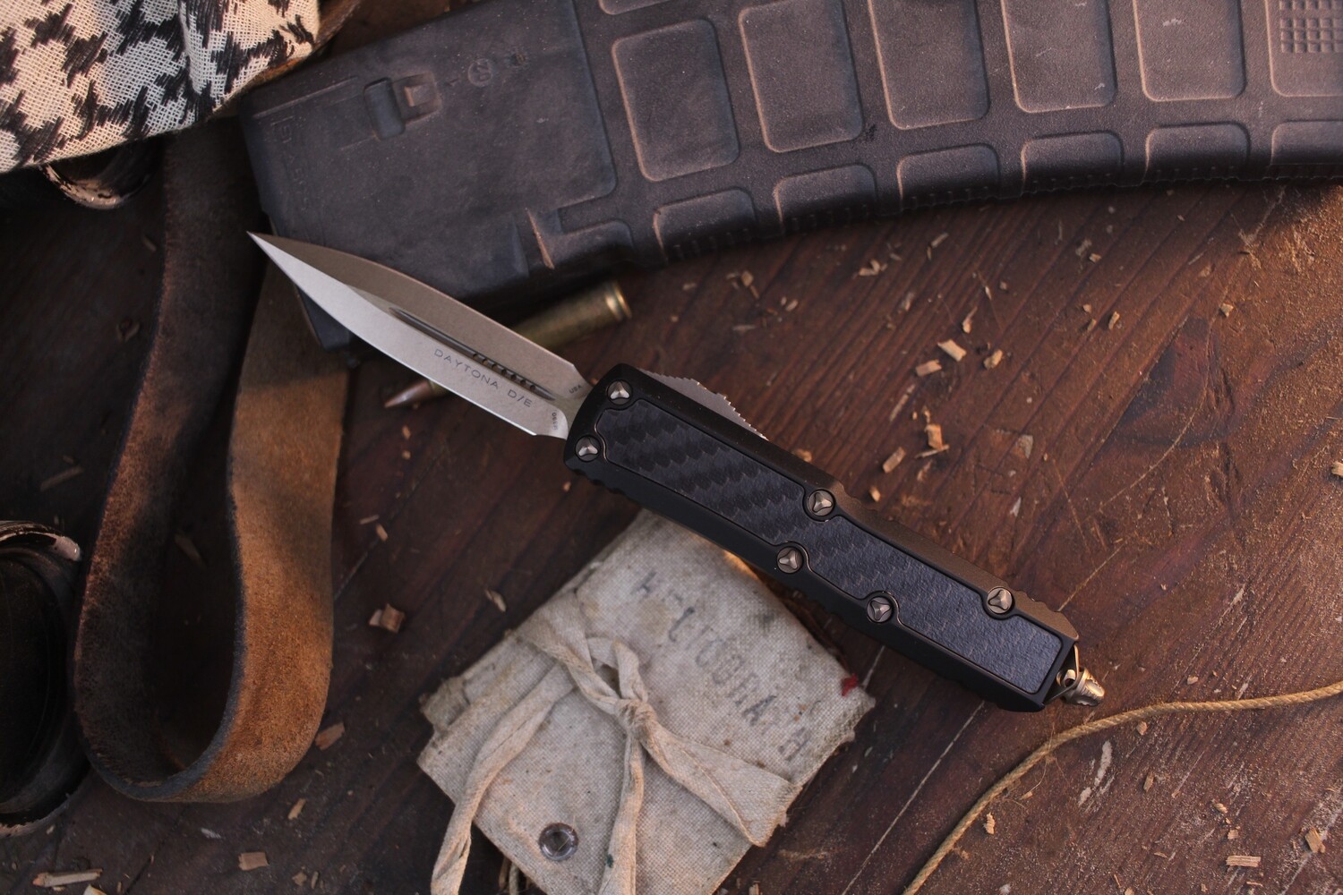 Microtech Signature Series Daytona D/E 3.25” OTF Auto / Black Aluminum With Carbon Fiber Inlay / Bronze