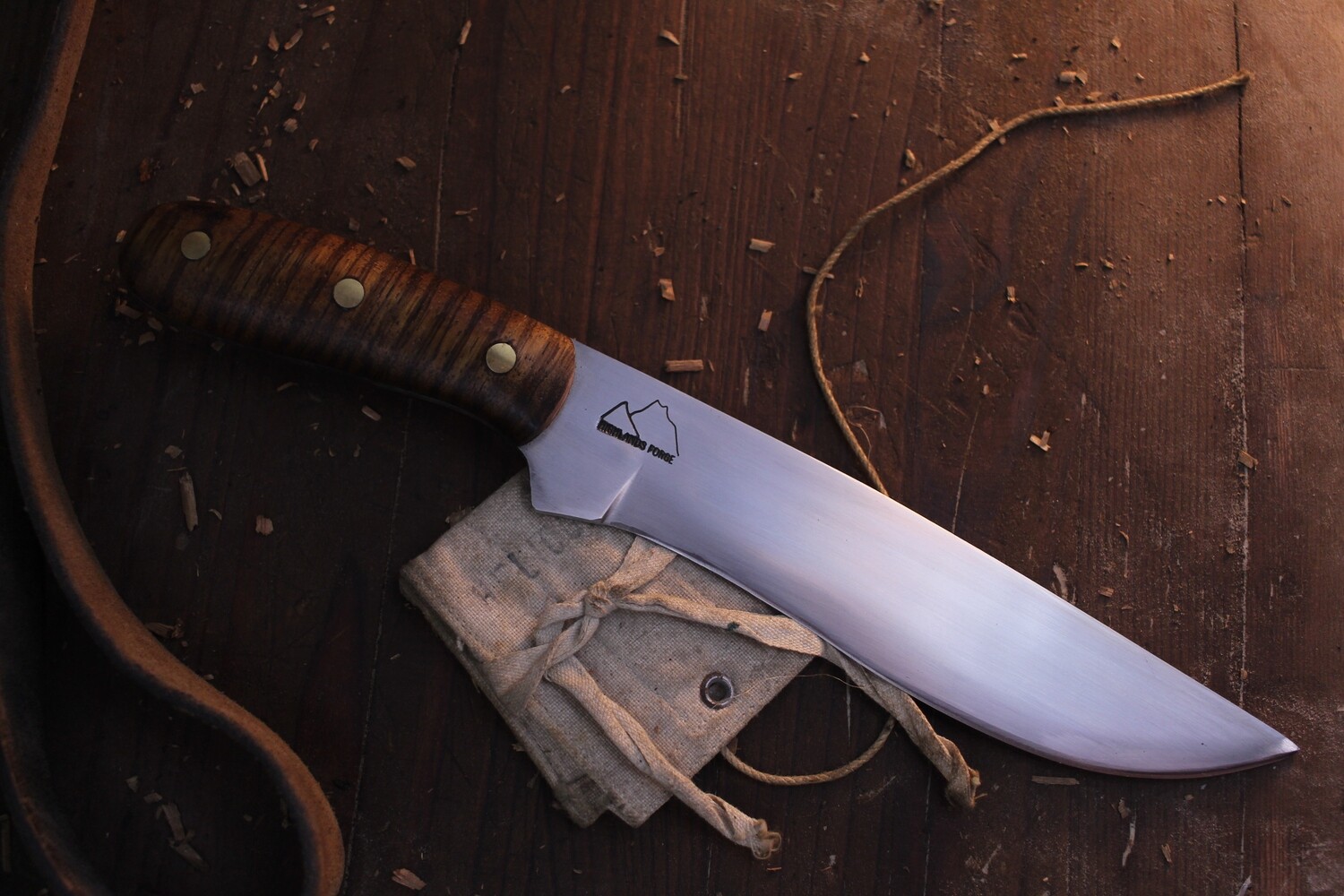 Highlands Forge 7&quot; Fixed Blade Hunter / Bloodwood / Satin Forged 1095