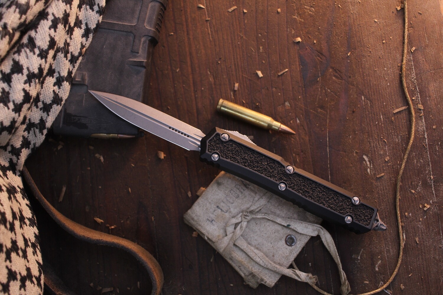 Microtech Signature Series Makora D/E 3.25&quot; OTF Auto / Black With Black Traction Inlays / Apocalyptic ( Pre Owned )