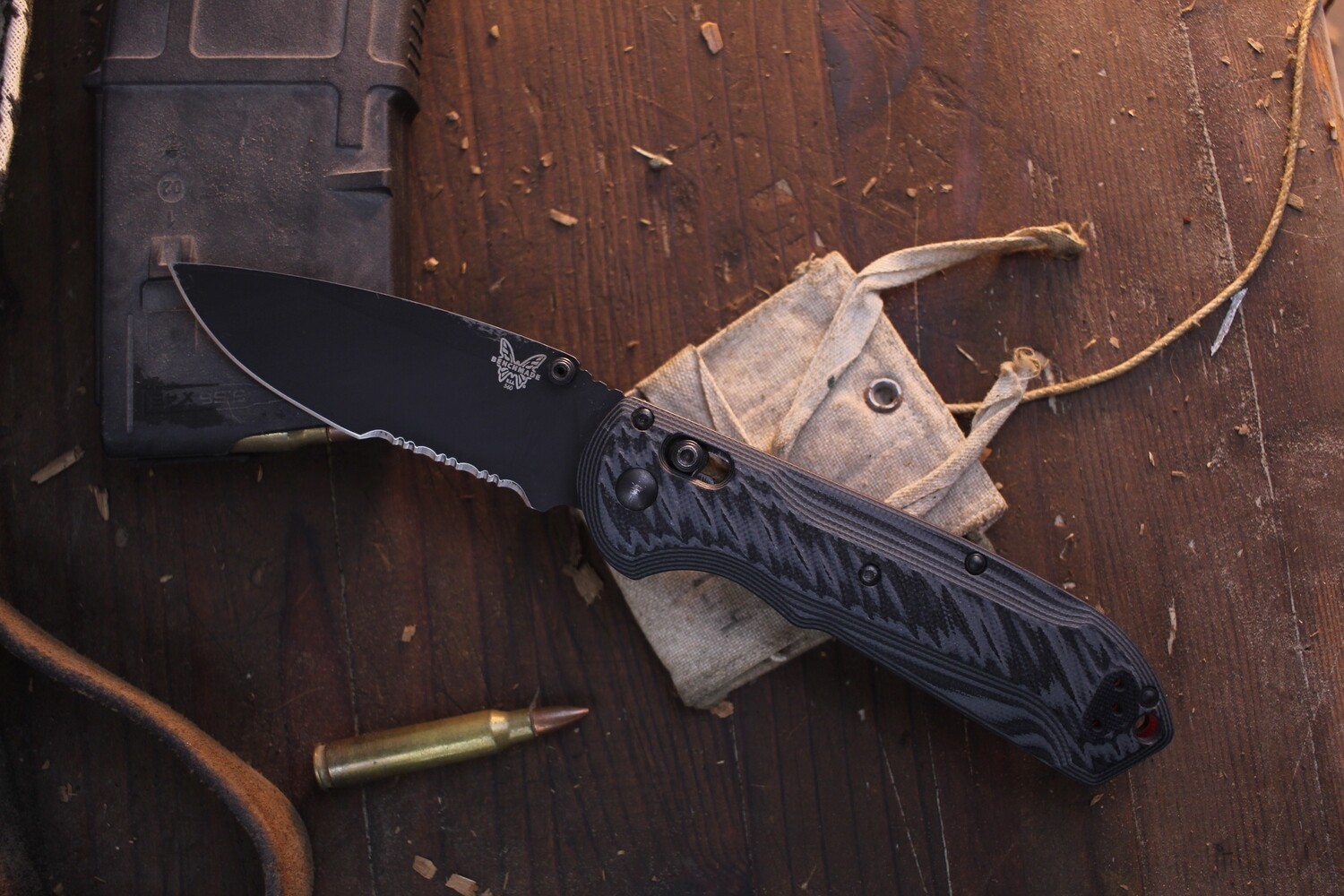 Benchmade Freek 3.6&quot; AXIS Lock Knife / Black Serrated / Black-Red G10 ( Pre Owned )