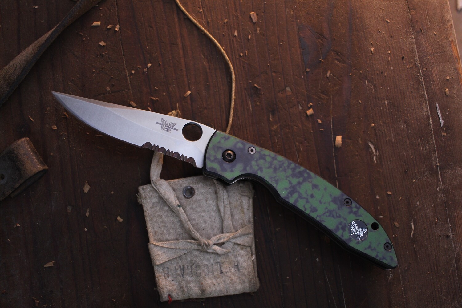 Benchmade Classic AFCK 4&quot; Folding Knife / Black &amp; Green Aluminum / Satin ATS-34 / Serrated ( Pre Owned )