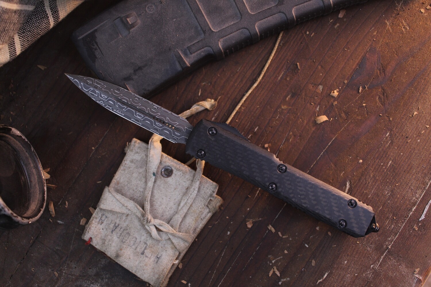 Microtech Signature Series Ultratech D/E 3.4&quot; OTF Auto / Carbon Fiber &amp; Ring Hardware / Damascus ( Pre Owned )