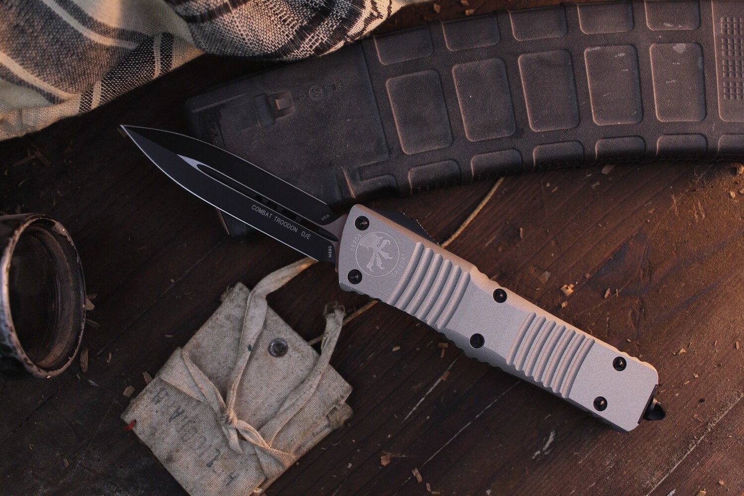 Microtech Combat Troodon D/E 3.8&quot; OTF Automatic Knife / Titanium Gray Aluminum / Black ( Pre Owned )