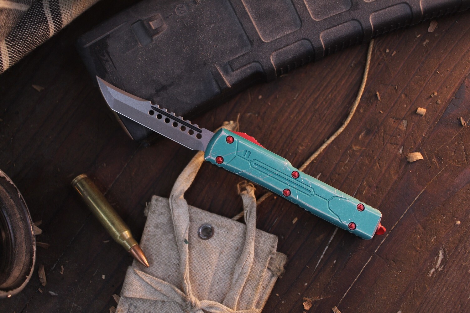 Microtech UTX-70 Bounty Hunter 2.4&quot; OTF Auto / Distressed &amp; Contoured Green Aluminum / Stonewashed