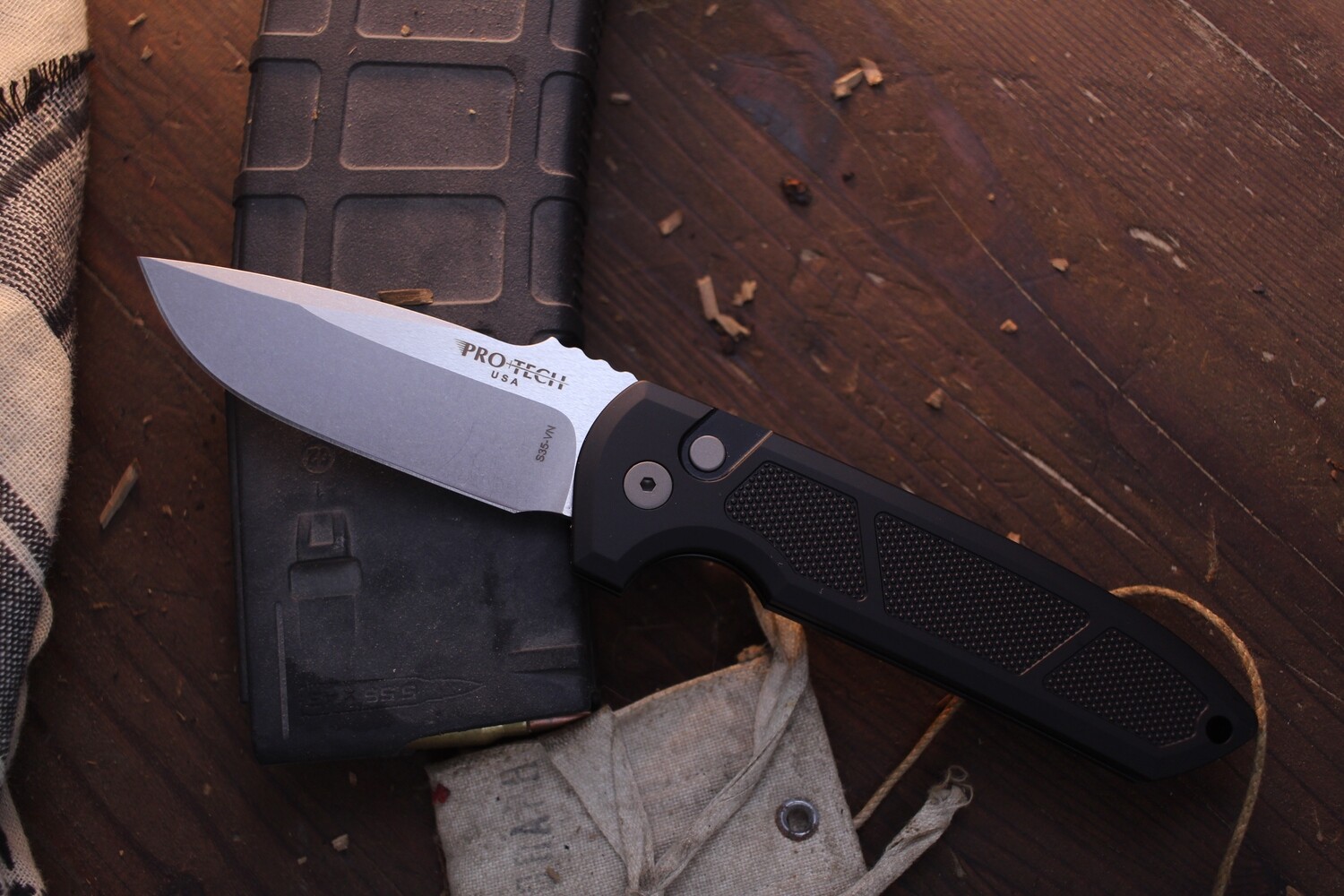 Pro-Tech Les George Rockeye 3.375&quot; AUTO Button Lock Folder / Black Knurled Aluminum / Stonewashed S35VN