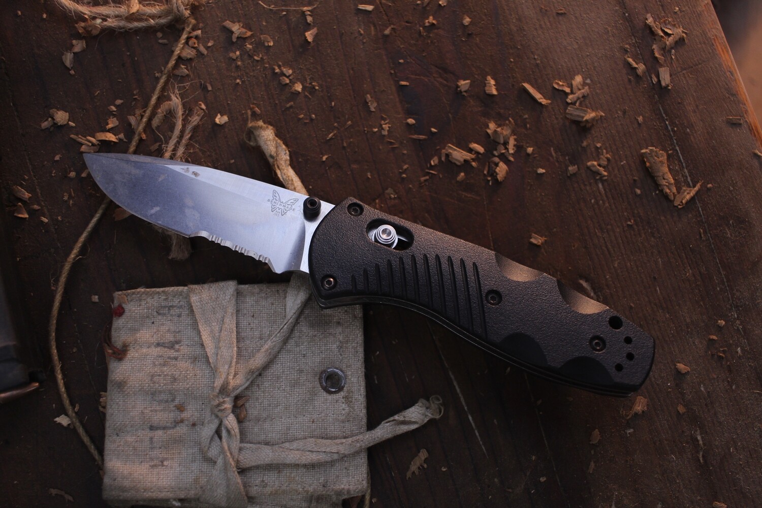 Benchmade Mini Barrage 2.91&quot; AXIS-Assist Folder  / Black Grivory / Satin Serrated 154CM ( Pre Owned )