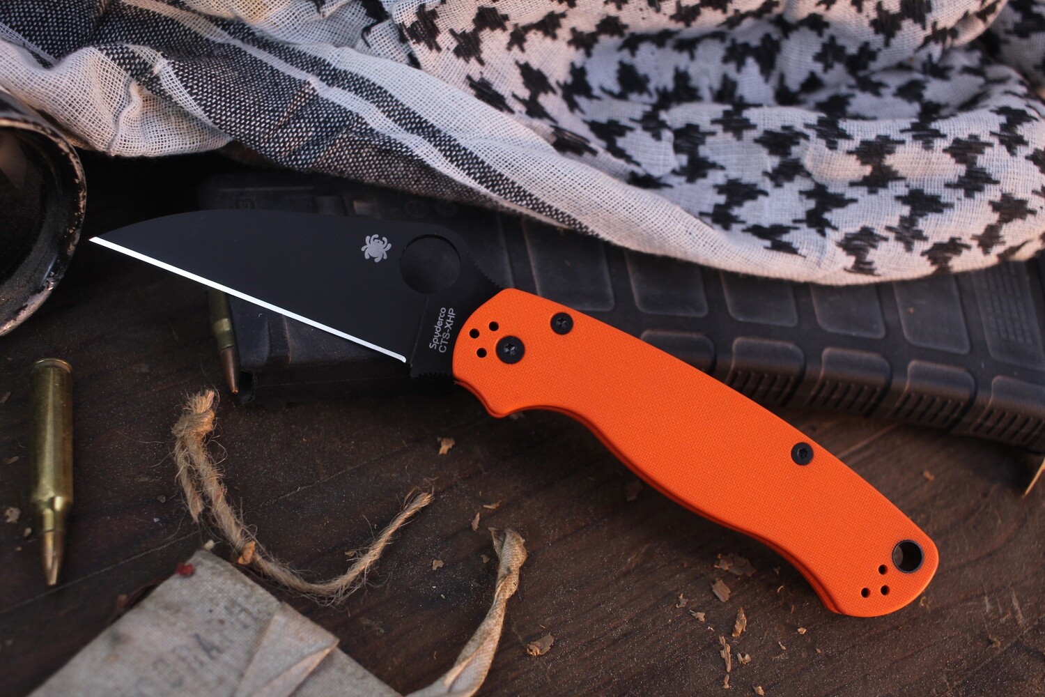 Spyderco CutleryShop Exclusive Paramilitary 2 3.44&quot; Compression Lock Folder / Orange G-10 / Black DLC CTS-XHP ( Pre Owned )