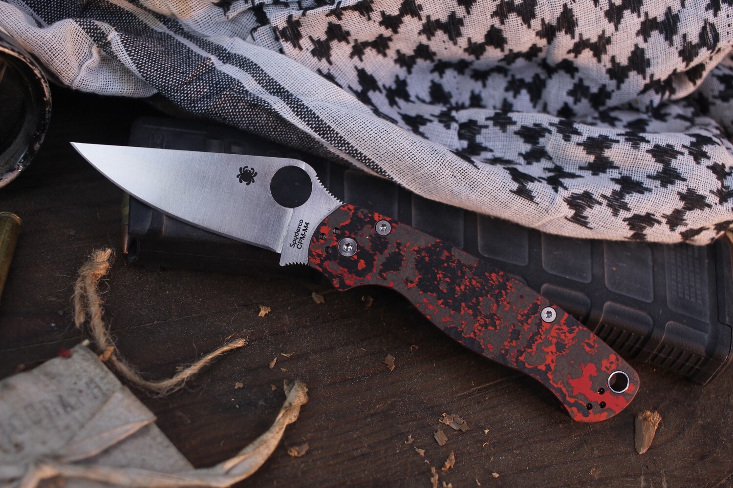 Spyderco SMKW Exclusive Paramilitary 2 3.44&quot; Compression Lock Folder / FatCarbon Lava Flow / Black M4 ( Pre Owned )