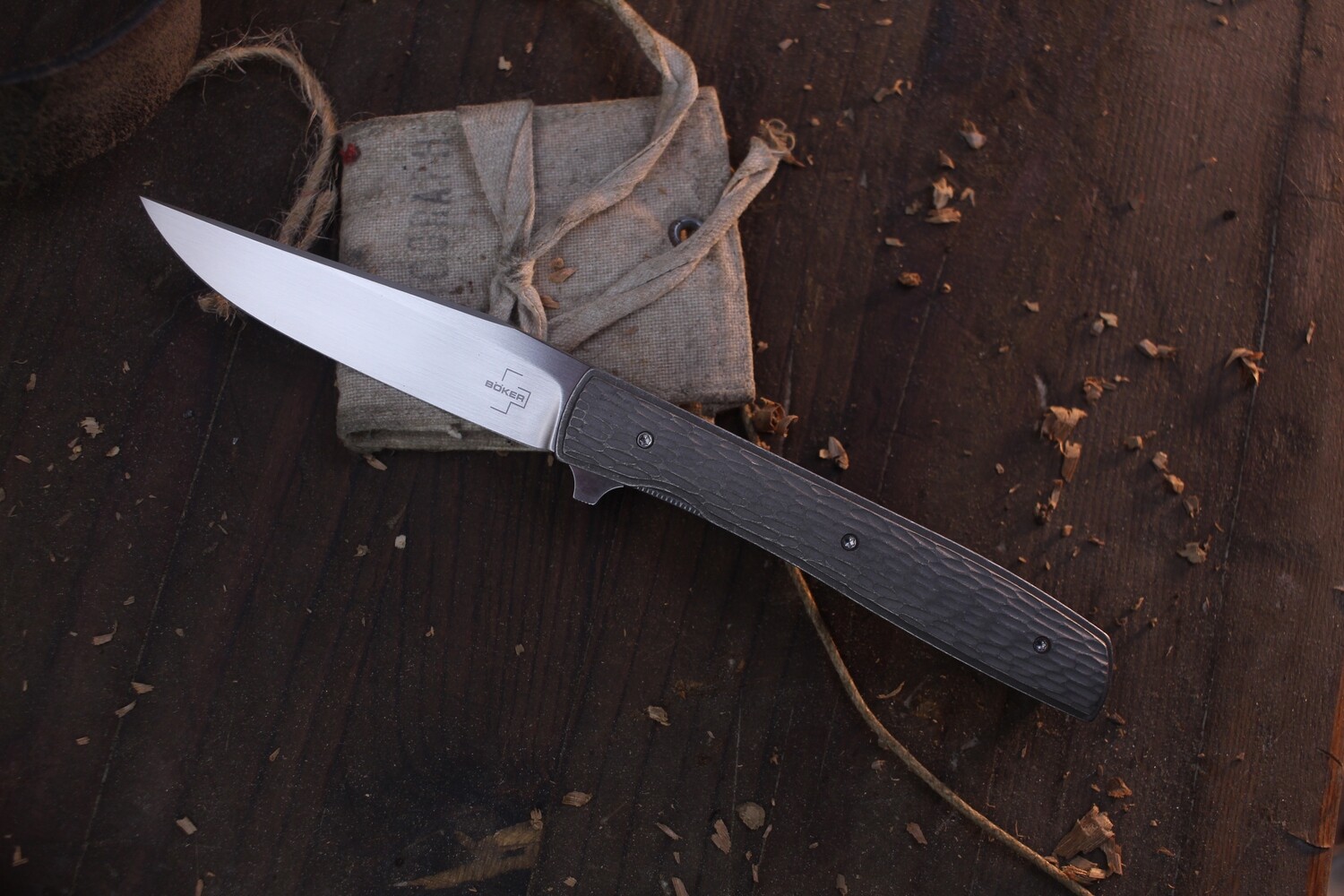 Boker Plus Urban Trapper 3.4&quot; Linerlock Flipper / Jigged Titanium / Satin VG-10