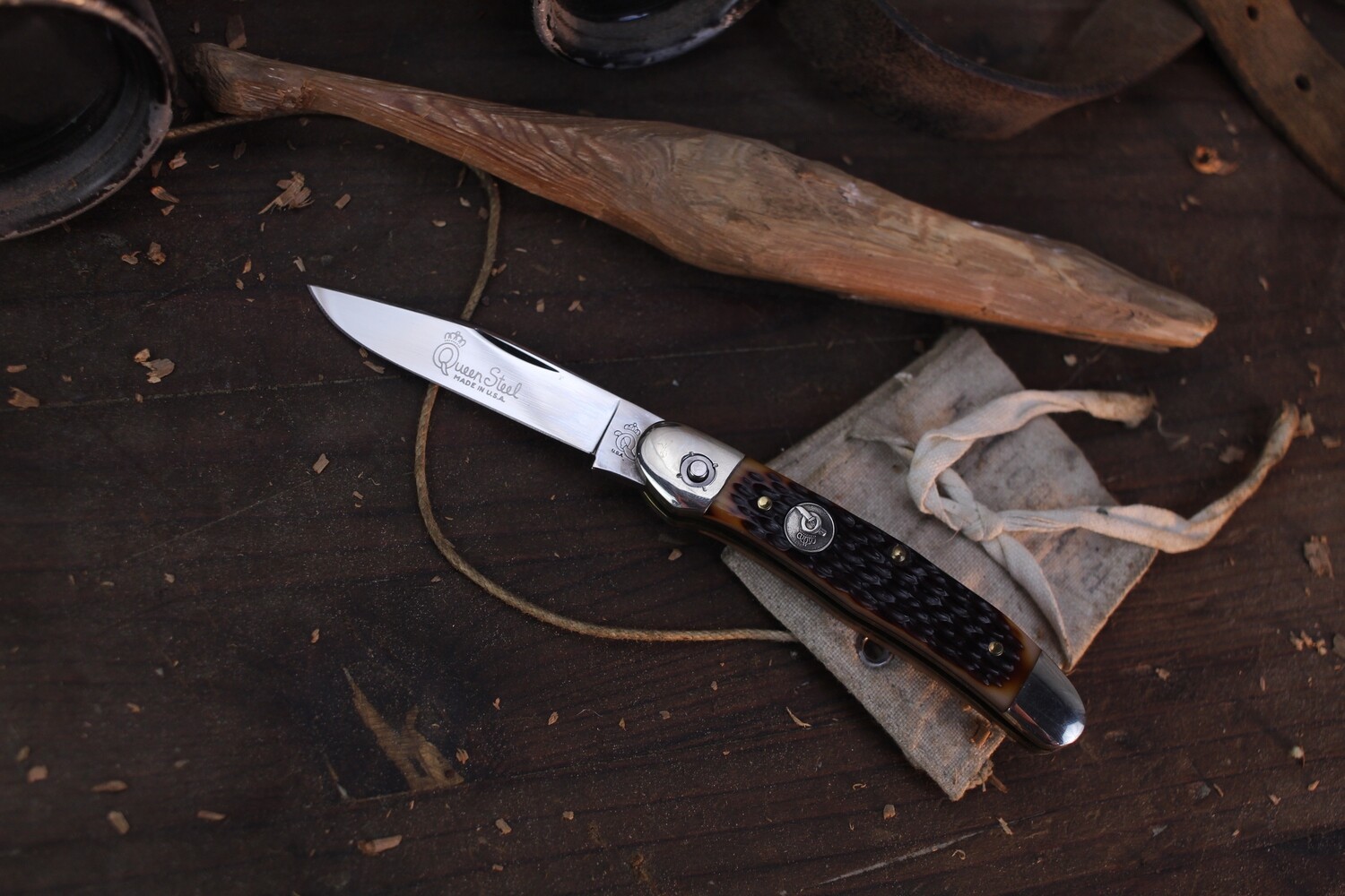 Queen Steel Vintage 2.5&quot; Button Lock Folder / Delrin Jigged Scales / Satin Stainless ( Pre Owned )