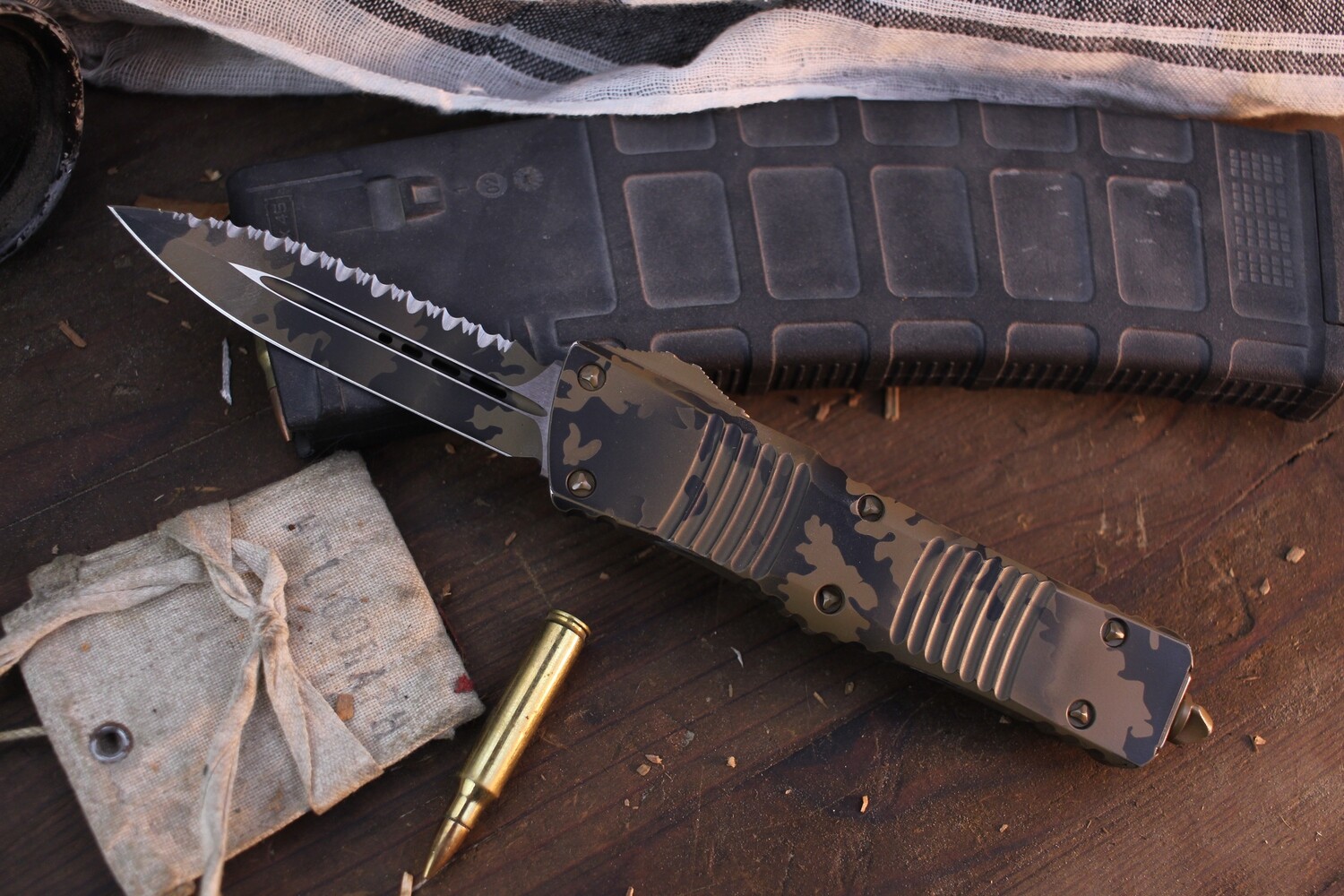 Microtech Combat Troodon 3.8&quot; OTF Automatic Knife / Coyote Camo / Coyote Camo Fully Serrated ( Pre Owned )