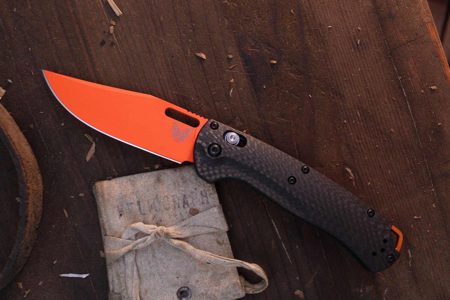 Benchmade Taggedout 3.5&quot; AXIS Lock Folder / Carbon Fiber / Orange MagnaCut